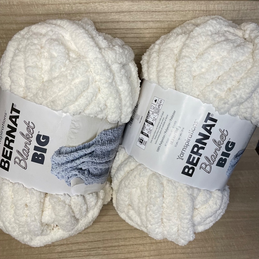 NWT Yarnspirations BERNAT Blanket BIG Vintage white 32 yards yarn knit jumbo 7 - Picture 1 of 6